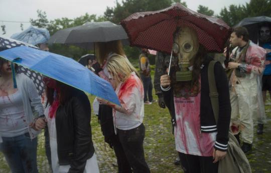 Puluhan zombie turun ke jalan