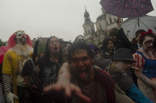 Puluhan zombie turun ke jalan