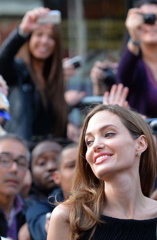 Penampilan perdana Angelina Jolie setelah operasi payudara