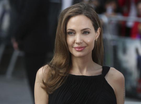 Penampilan perdana Angelina Jolie setelah operasi payudara