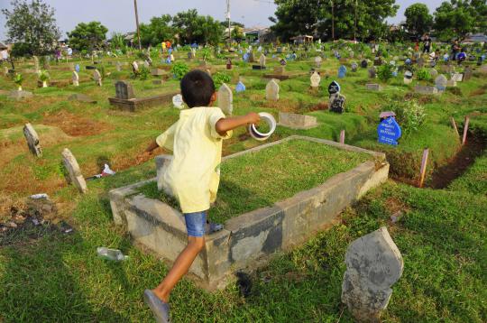 Ketika TPU Prumpung dijadikan wahana bermain layang-layang