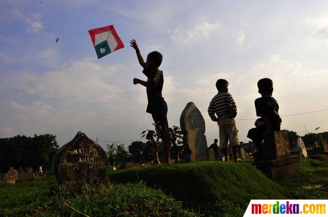 Foto : Ketika TPU Prumpung dijadikan wahana bermain layang-layang