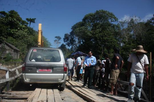 Perjuangan pegawai pajak lintasi jembatan kayu menuju Badau