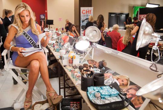 Mengintip kontestan Miss USA Diamond Nexus Crown di kamar rias