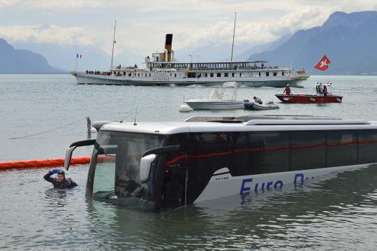 Tiba-tiba menggelinding sendiri, bus mewah nyemplung danau