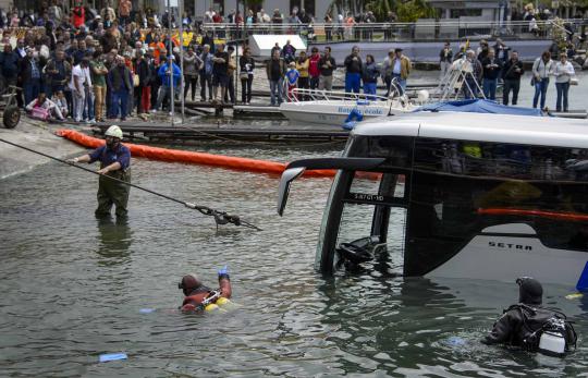 Tiba-tiba menggelinding sendiri, bus mewah nyemplung danau