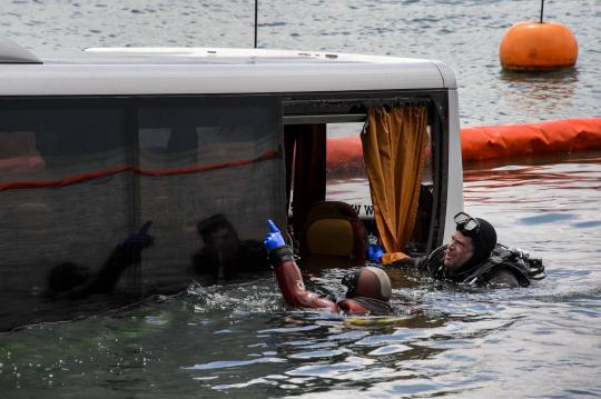 Tiba-tiba menggelinding sendiri, bus mewah nyemplung danau