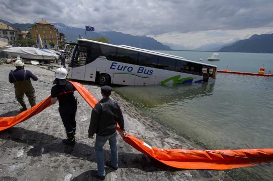 Tiba-tiba menggelinding sendiri, bus mewah nyemplung danau