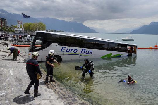 Tiba-tiba menggelinding sendiri, bus mewah nyemplung danau