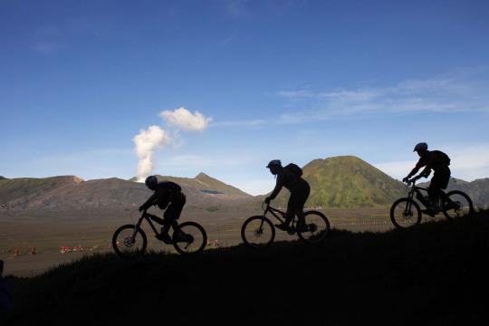Asyiknya mendaki Kaldera Bromo dengan bersepeda