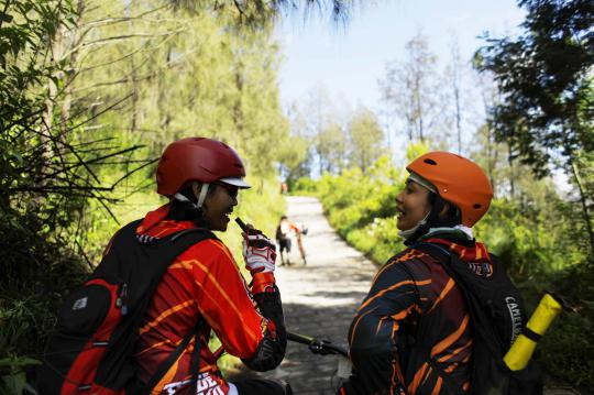 Asyiknya mendaki Kaldera Bromo dengan bersepeda