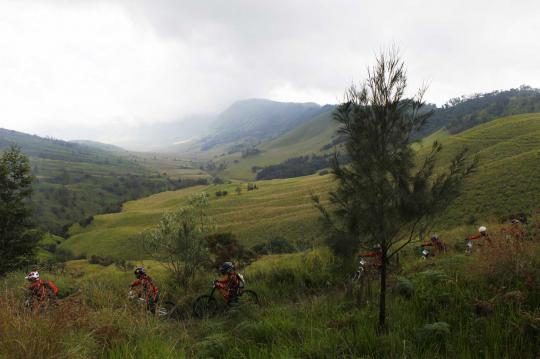 Asyiknya mendaki Kaldera Bromo dengan bersepeda