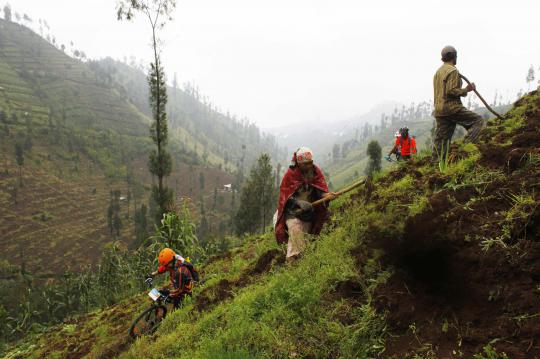 Asyiknya mendaki Kaldera Bromo dengan bersepeda