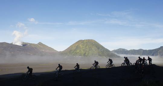 Asyiknya mendaki Kaldera Bromo dengan bersepeda