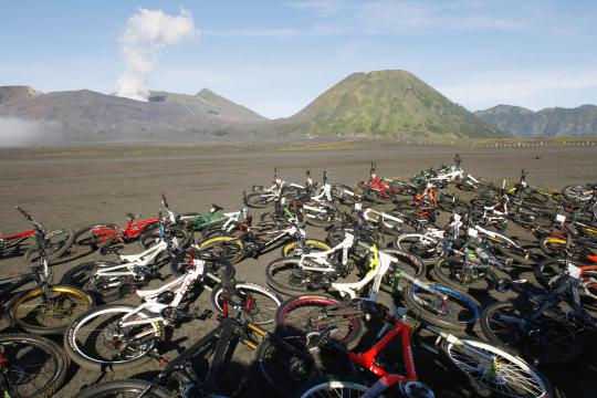 Asyiknya mendaki Kaldera Bromo dengan bersepeda