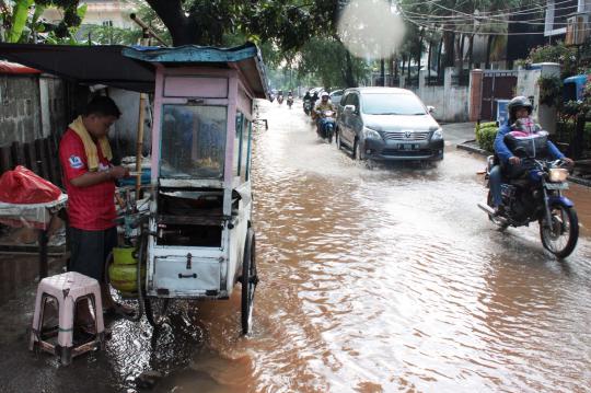 Drainase buruk, jalanan ibu kota gampang tergenang air