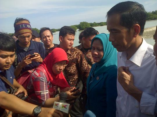 Jokowi makan bareng di pinggir Pantai Perawan