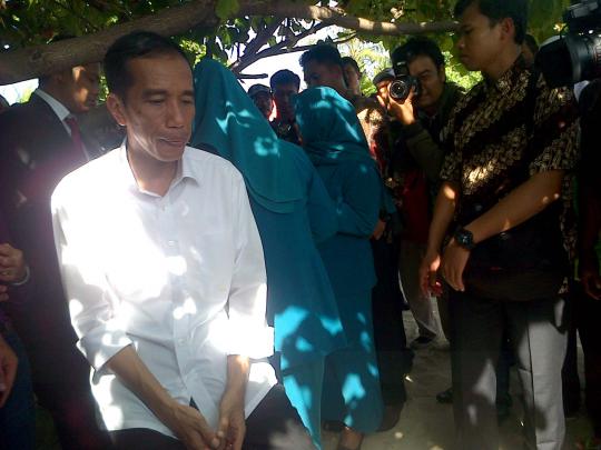 Jokowi makan bareng di pinggir Pantai Perawan