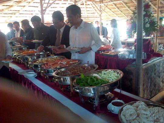 Jokowi makan bareng di pinggir Pantai Perawan