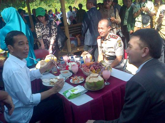 Jokowi makan bareng di pinggir Pantai Perawan