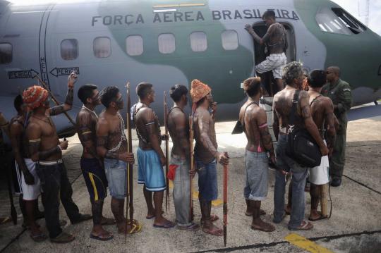 Ketika suku pedalaman Amazon naik pesawat militer ke kota