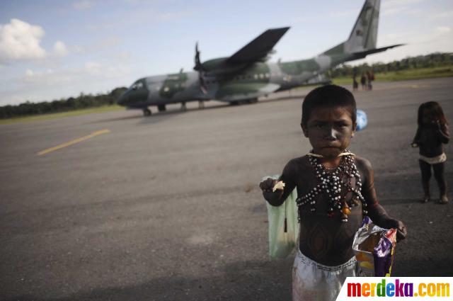 Foto Ketika suku  pedalaman  Amazon naik pesawat militer 