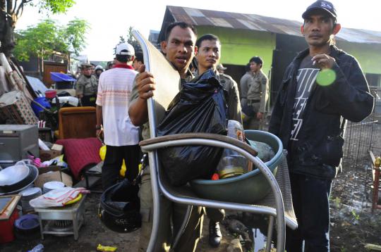 Penggusuran bangunan liar di Taman Pulogebang