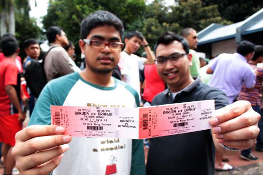 Warga antusias antre tukar tiket online Indonesia vs Belanda