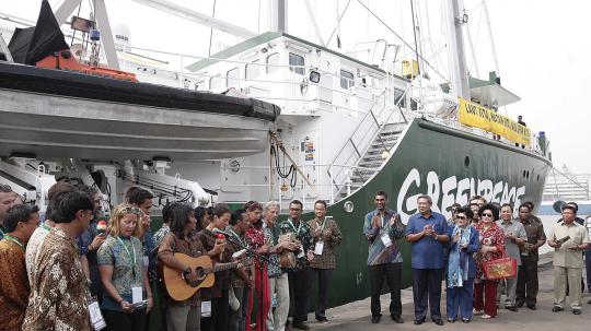 Presiden SBY tinjau kapal Rainbow Warrior Greenpeace