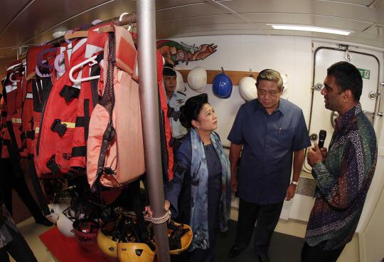 Presiden SBY tinjau kapal Rainbow Warrior Greenpeace