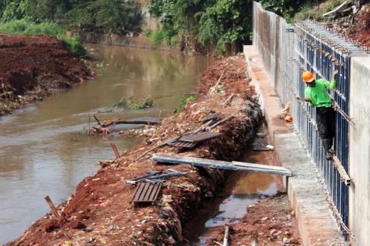 Pengerjaan normalisasi Kali Pesanggrahan paket 3