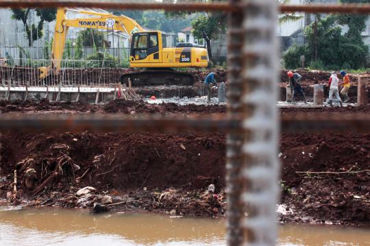 Pengerjaan normalisasi Kali Pesanggrahan paket 3