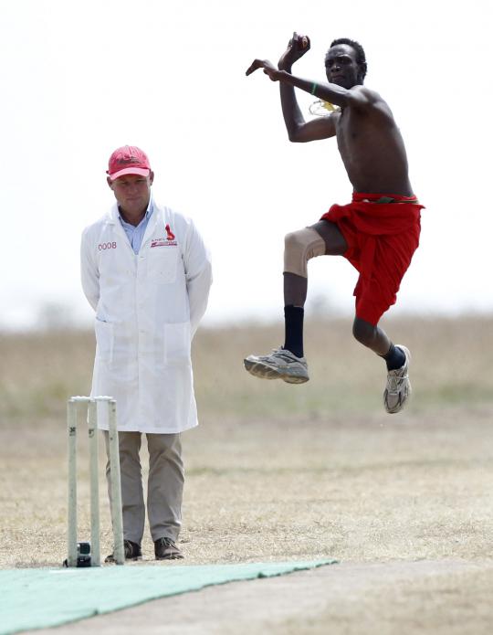 Ketika suku pedalaman Kenya ikut bermain cricket