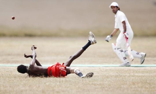 Ketika suku pedalaman Kenya ikut bermain cricket