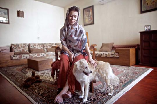 Tren para wanita Islam di Iran hobi memelihara anjing