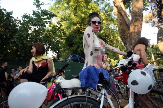 Para wanita ini nekat telanjang sambil bersepeda
