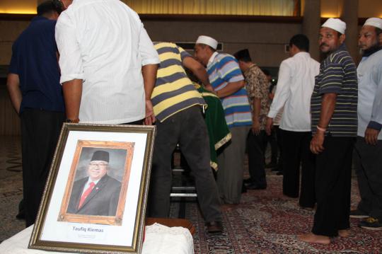 Jenazah Taufiq Kiemas disemayamkan di KBRI Singapura