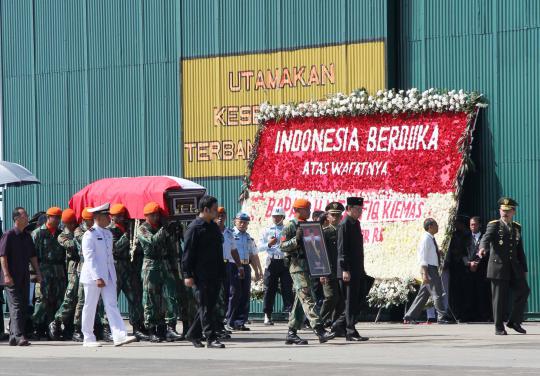 Saat jenazah Taufiq Kiemas disambut Presiden SBY di Halim