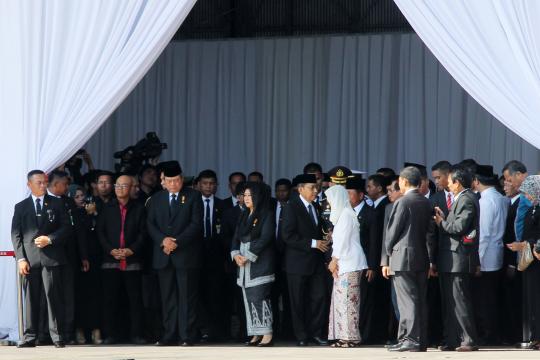 Saat jenazah Taufiq Kiemas disambut Presiden SBY di Halim