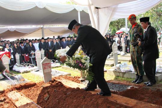Jenazah Taufiq Kiemas dimakamkan secara militer di TMP Kalibata
