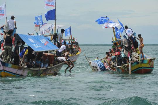 5000 Nelayan Cirebon syukuran di tengah laut