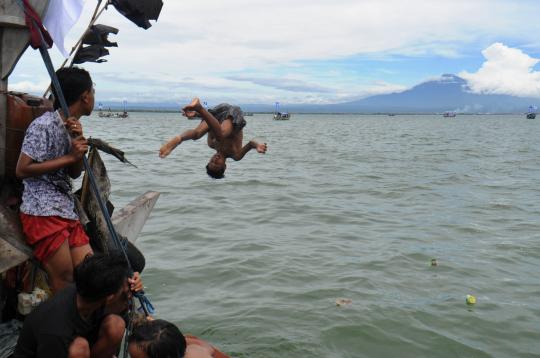 5000 Nelayan Cirebon syukuran di tengah laut