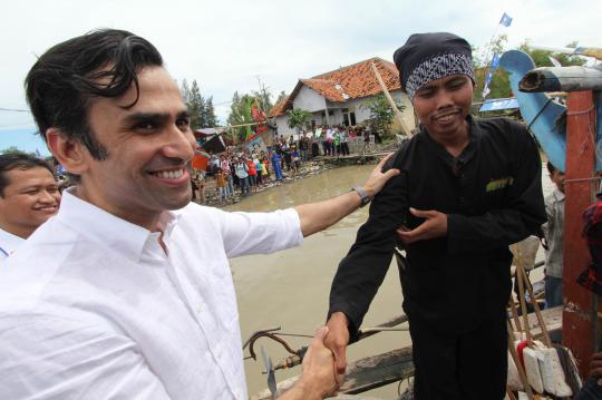 Hadir di pesta laut, Bima Arya diarak naik sisingaan