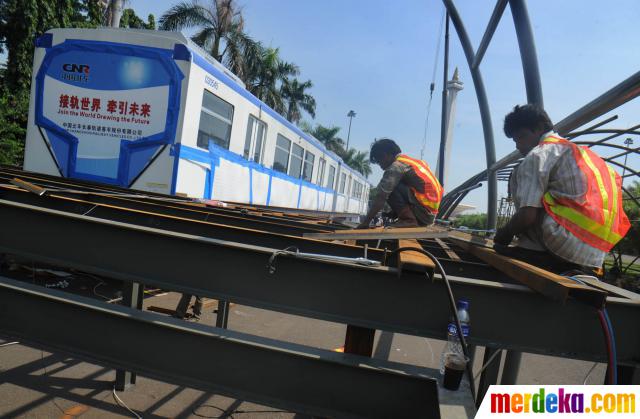 Foto : Kereta contoh monorail dipamerkan di Monas merdeka.com