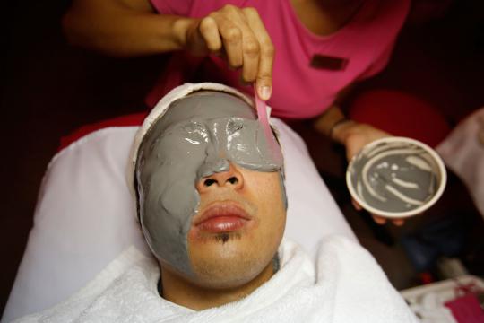 Takut hitam, para pria di Filipina rutin merawat wajah
