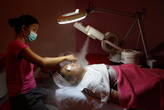 Takut hitam, para pria di Filipina rutin merawat wajah