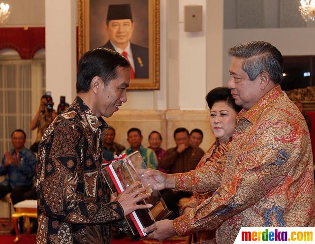 Jokowi saat menerima penghargaan dari Presiden SBY saat Peringatan Hari Lingkungan Hidup di Istana Negara, Jakarta, Senin (10/6). Penyerahkan penghargaan Upakarti dan Adipura ini hanya diberikan kepada individu/tokoh masyarakat, kelompok, maupun perwakilan pemerintah daerah yang berprestasi dalam isu lingkungan hidup.