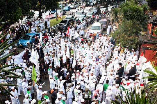 Massa FPI kepung Polda Metro Jaya