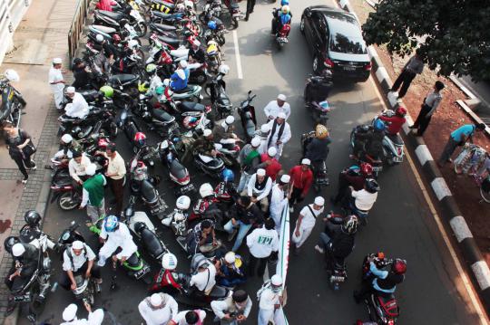 Massa FPI blokir separuh Jalan Sudirman