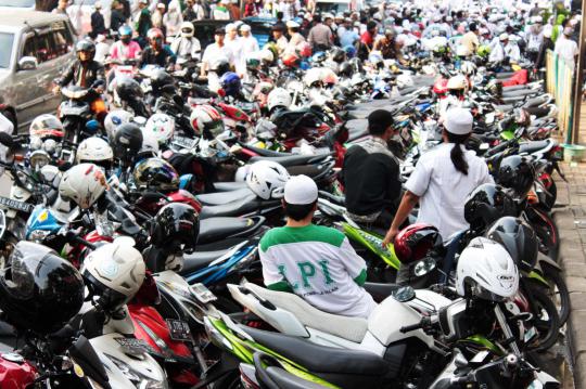 Massa FPI blokir separuh Jalan Sudirman